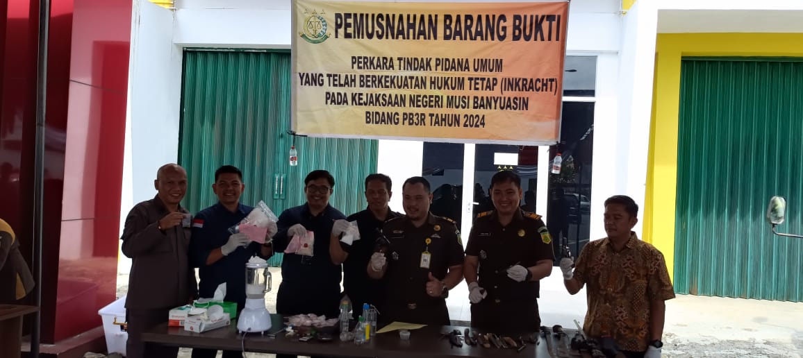 Kejari Muba Musnahkan Barang Bukti Narkotika dan Tindak Pidana Umum Lainnya