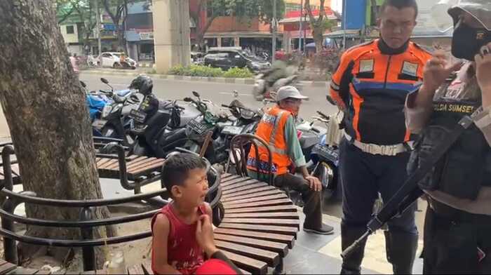 Bocah Laki - Laki di Palembang Ditemukan Kesasar di Pinggir Jalan, Diduga Sengaja Ditinggalkan Orang Tuanya
