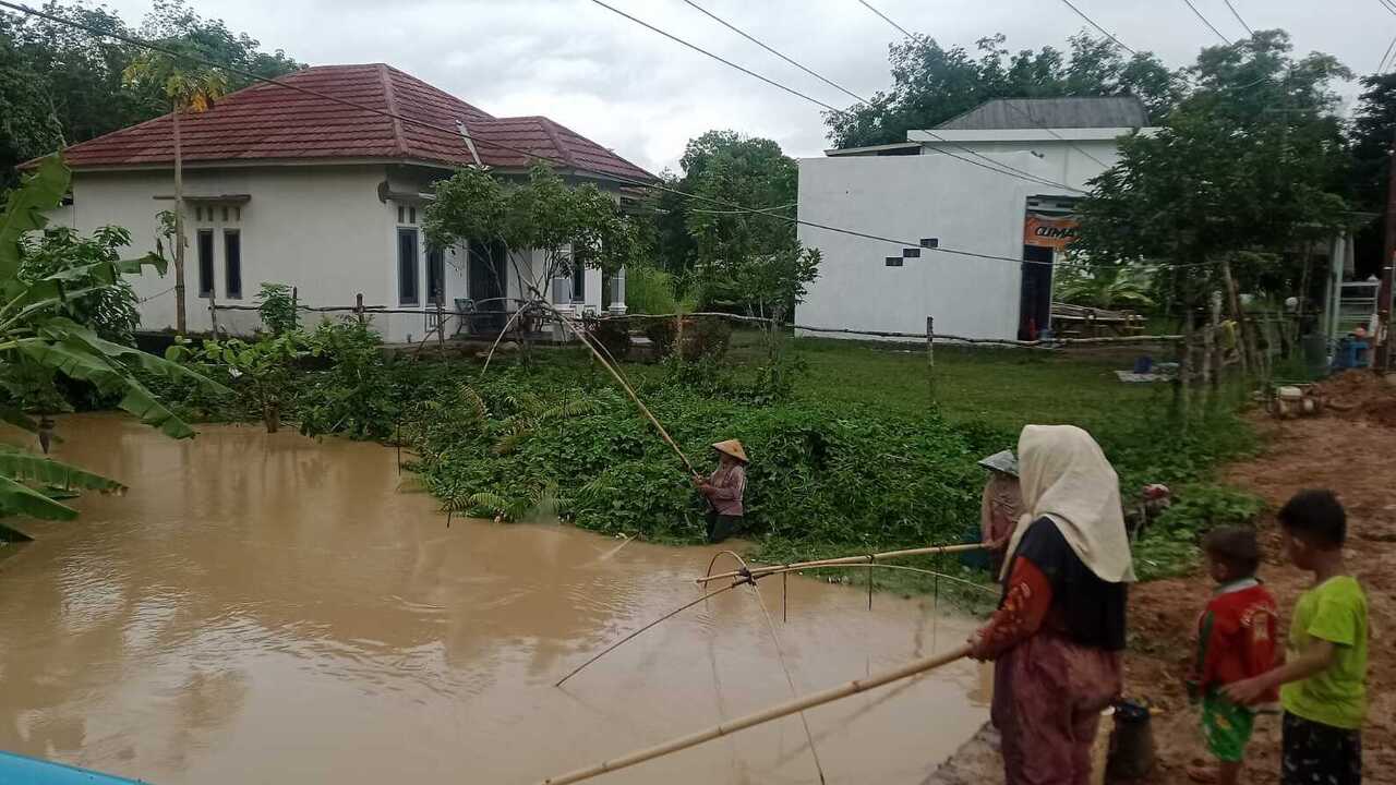 Sungai Meluap,  Ramai-Ramai Tangkul Ikan