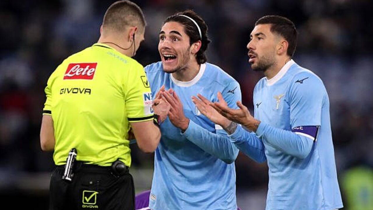Hasil Lazio vs Fiorentina 2-2: Penalti Kontroversial Warnai Laga.