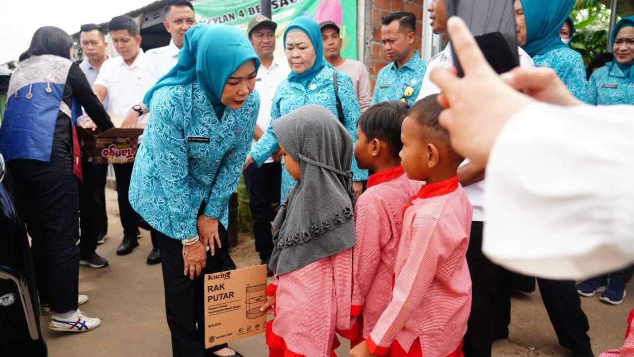 Bagikan Sembako, Feby Deru Berbagi Kebahagiaan dengan Warga Talang Kepuh