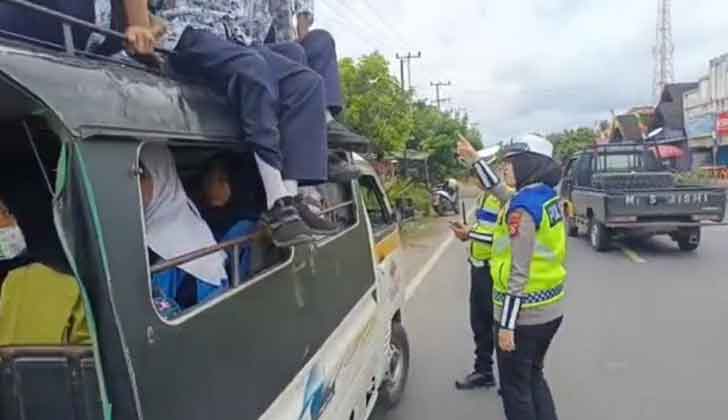 Polisi di Muara Enim Turunkan Paksa Penumpang Dari Atap Mobil