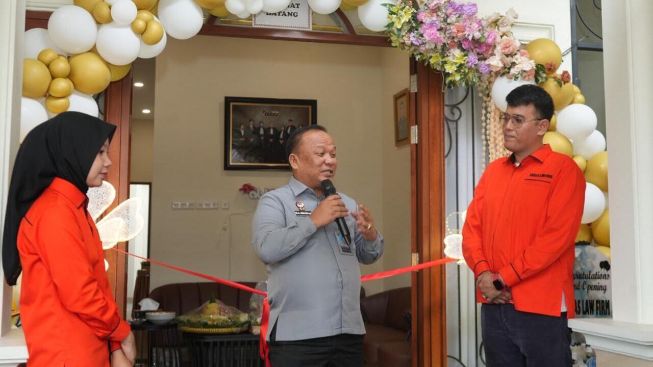 Peresmian Abbas Lawfirm, Kakanwil Kemenkum Sumsel Serahkan Sertifikat Terdaftar