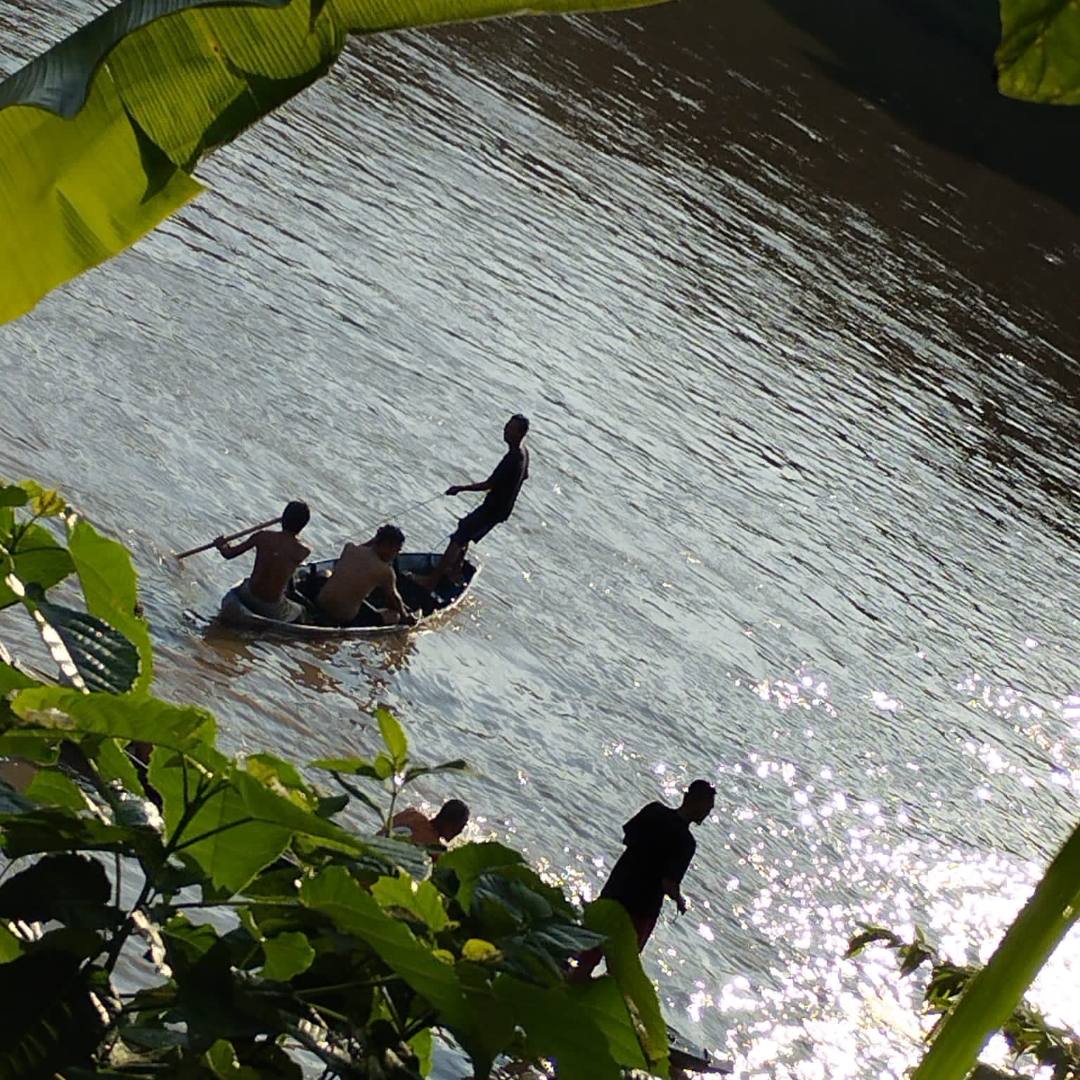 Mandi Di Sungai, Bintang Tenggelam Terbawa Arus