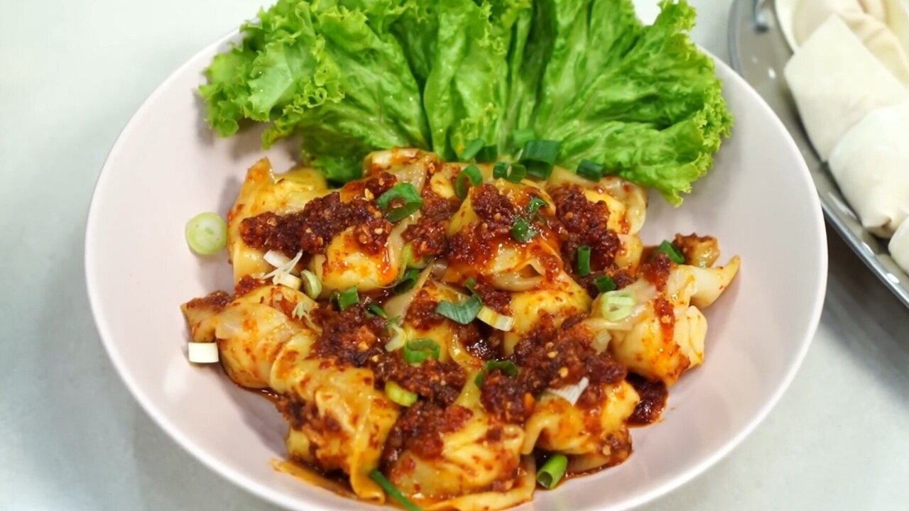 Fenomena Pangsit Chili Oil : Cita Rasa Pedas yang Membuat Lidah Bergoyang