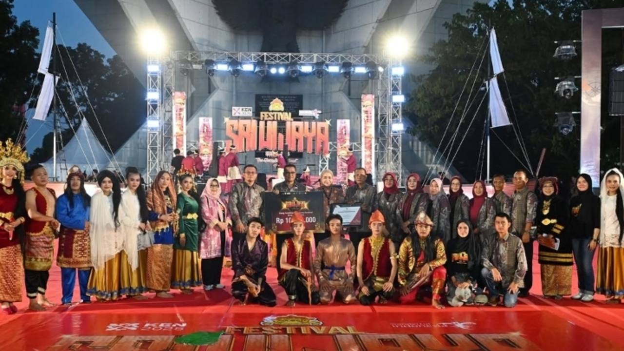 Tim Kesenian Kabupaten Muara Enim Meriahkan Festival Sriwijaya 2025