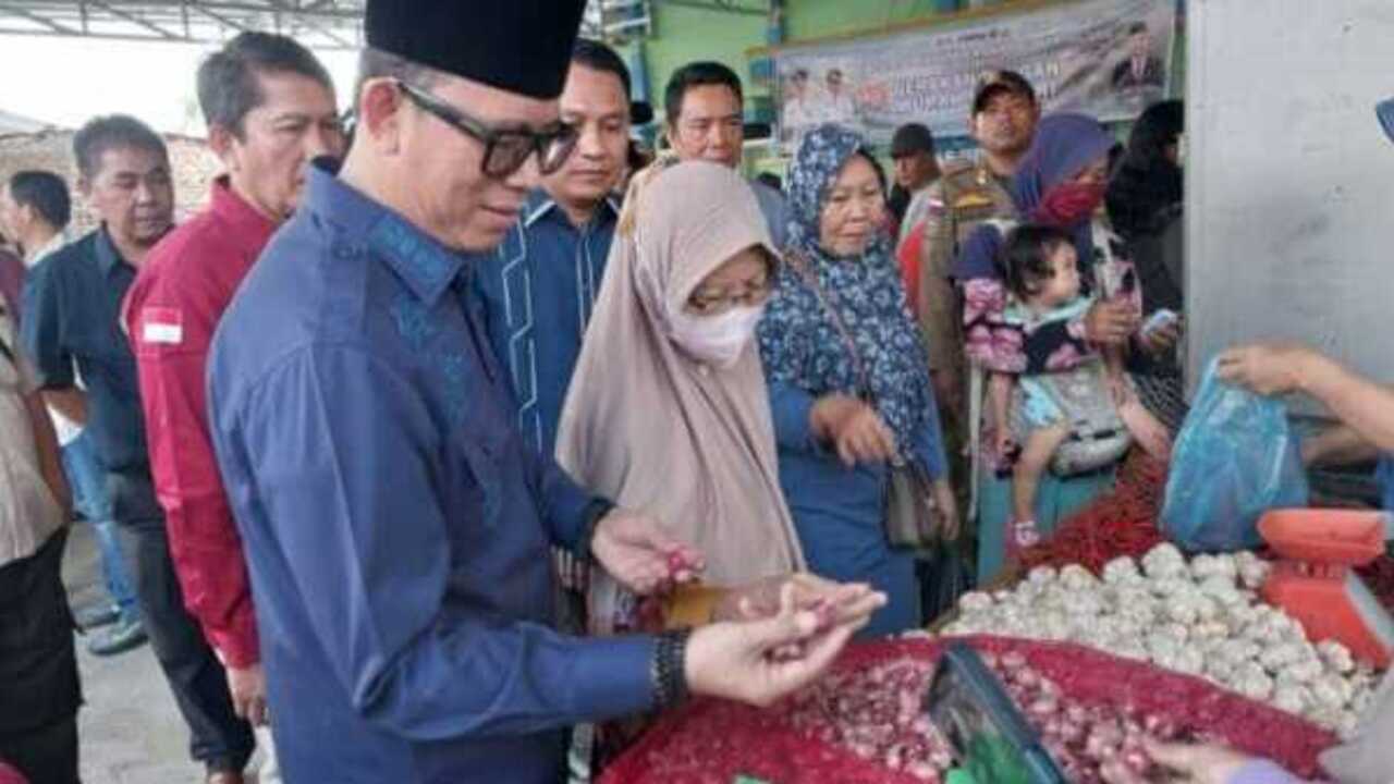 Warga Antusias Ikuti Pasar Murah, Bupati OKU Beri Keringanan Harga Pangan