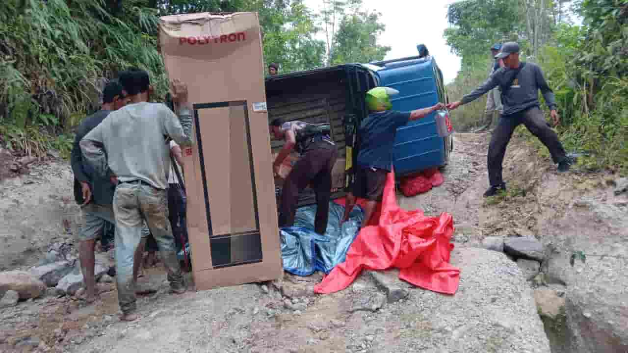 Jalan Rusak Parah di OKU Timur, Mobil Pikap Warga Terguling di Tanjakan