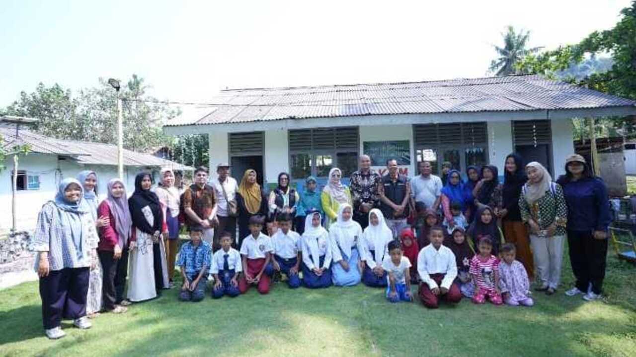 Menembus Lautan, PTBA dan PKBM Pesona Hadirkan Akses Pendidikan di Pulau Tegal