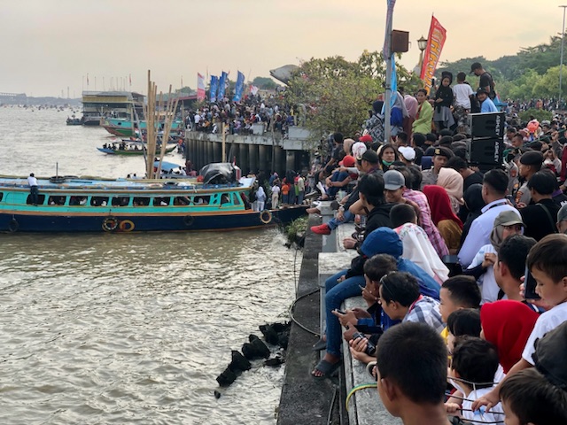 Ribuan Warga Palembang Antusias Padati Pelataran BKB Demi Saksikan Lomba Bidar