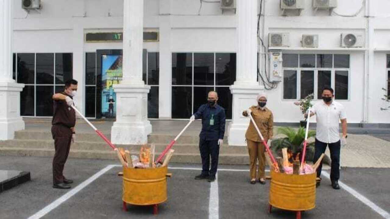 Kejari Lubuklinggau Musnahkan Barang Bukti 44 Perkara