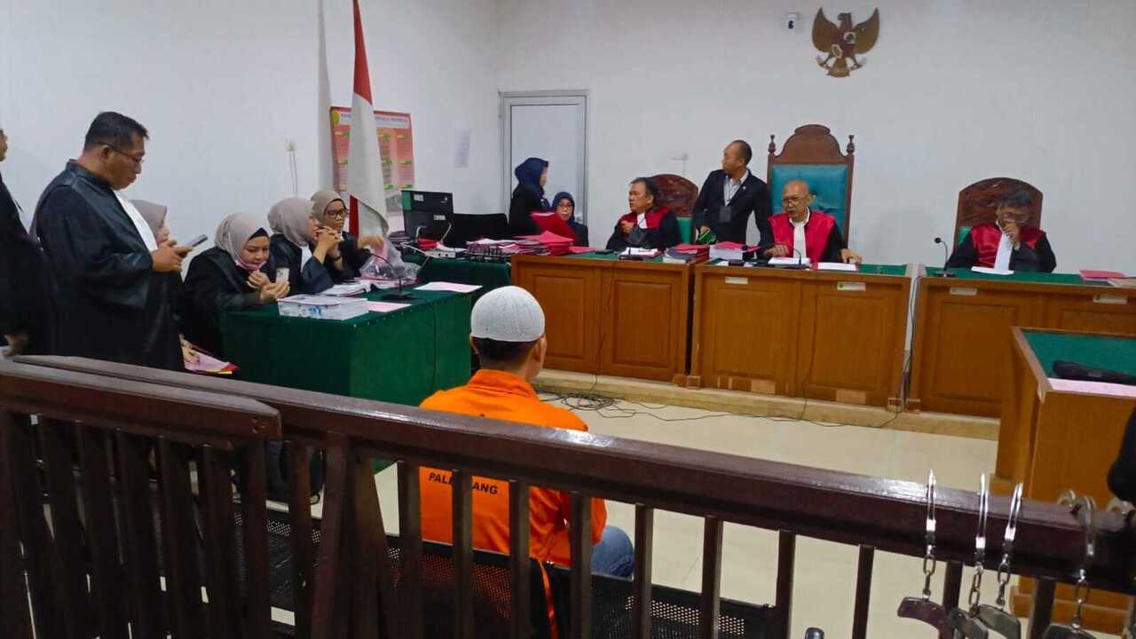 Fakta Sidang, Polisi Dihadang Massa Bersenjata Tajam Halangi Penangkapan Terdakwa Ini
