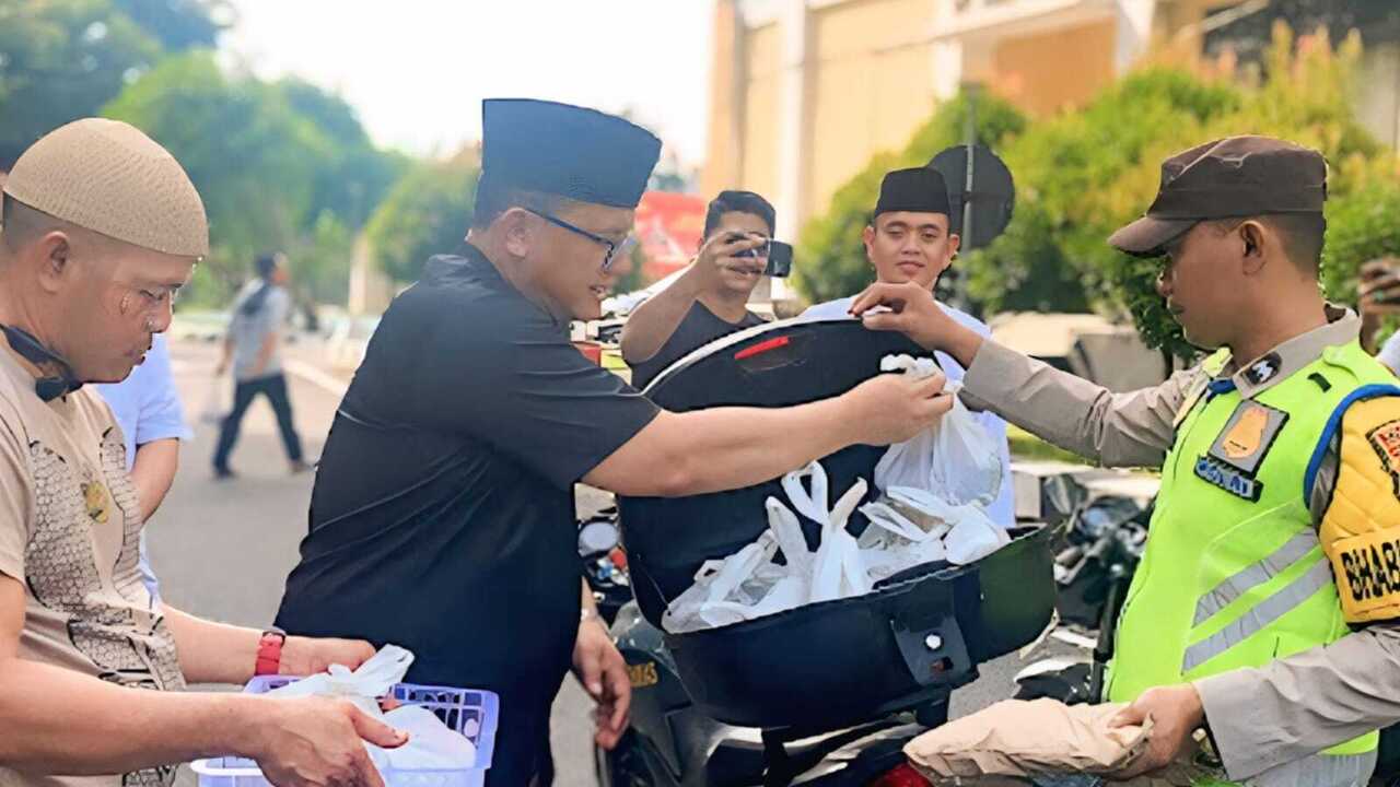 Polres OKU Bagikan 1.010 Kantong Daging Kurban