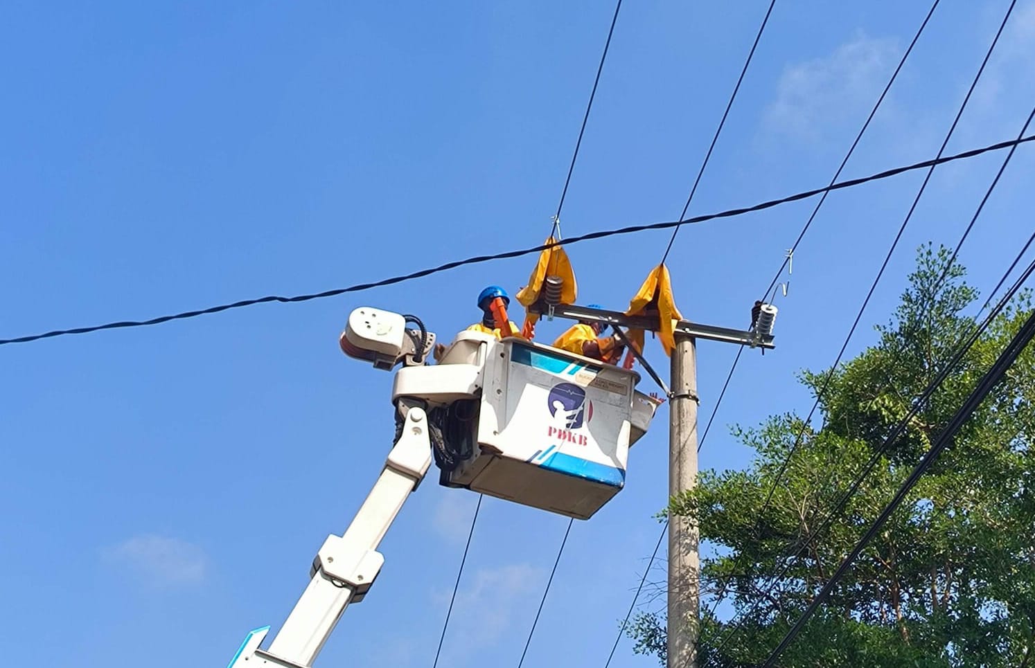 PLN Baturaja Pasang Alat Penangkal Petir di Jaringan Listrik