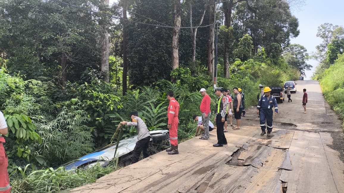 Diduga Sopir Mengantuk, Mobil Rombongan Jurnalis TVRI Terjun ke Semak