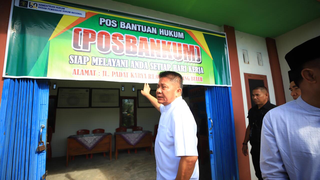 Gubernur Herman Deru Salurkan Santunan 10 Muharram dan Dorong Posbakum di Desa Talang Buluh