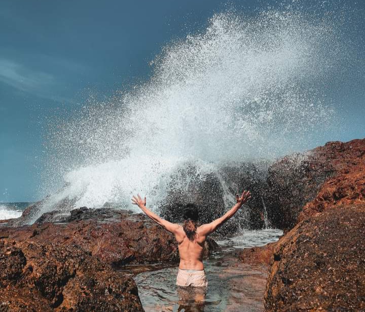 Pantai Nambung di Lombok Barat: Keindahan Air Terjun Asin yang Memesona