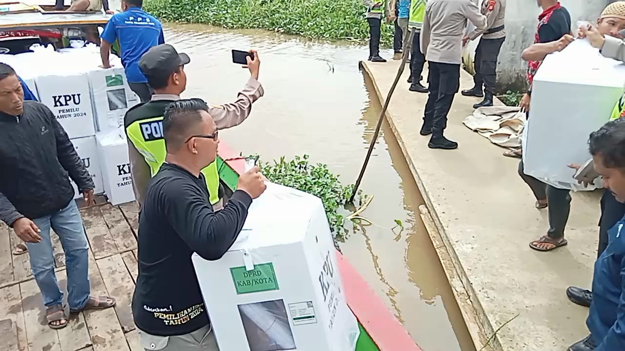 Distribusikan Logistik Pemilu Di Pemulutan Ogan Ilir, Petugas Berjibaku Ditengah Lokasi Banjir