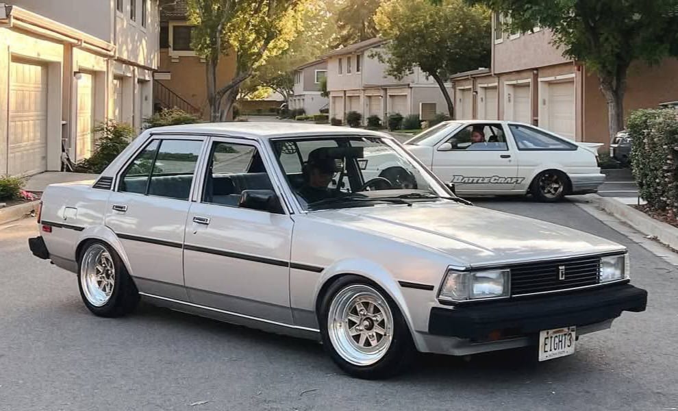 Mengulik Pesona Klasik Toyota Corolla DX 1983: Legenda Tahan Banting yang Tak Lekang oleh Zaman. 