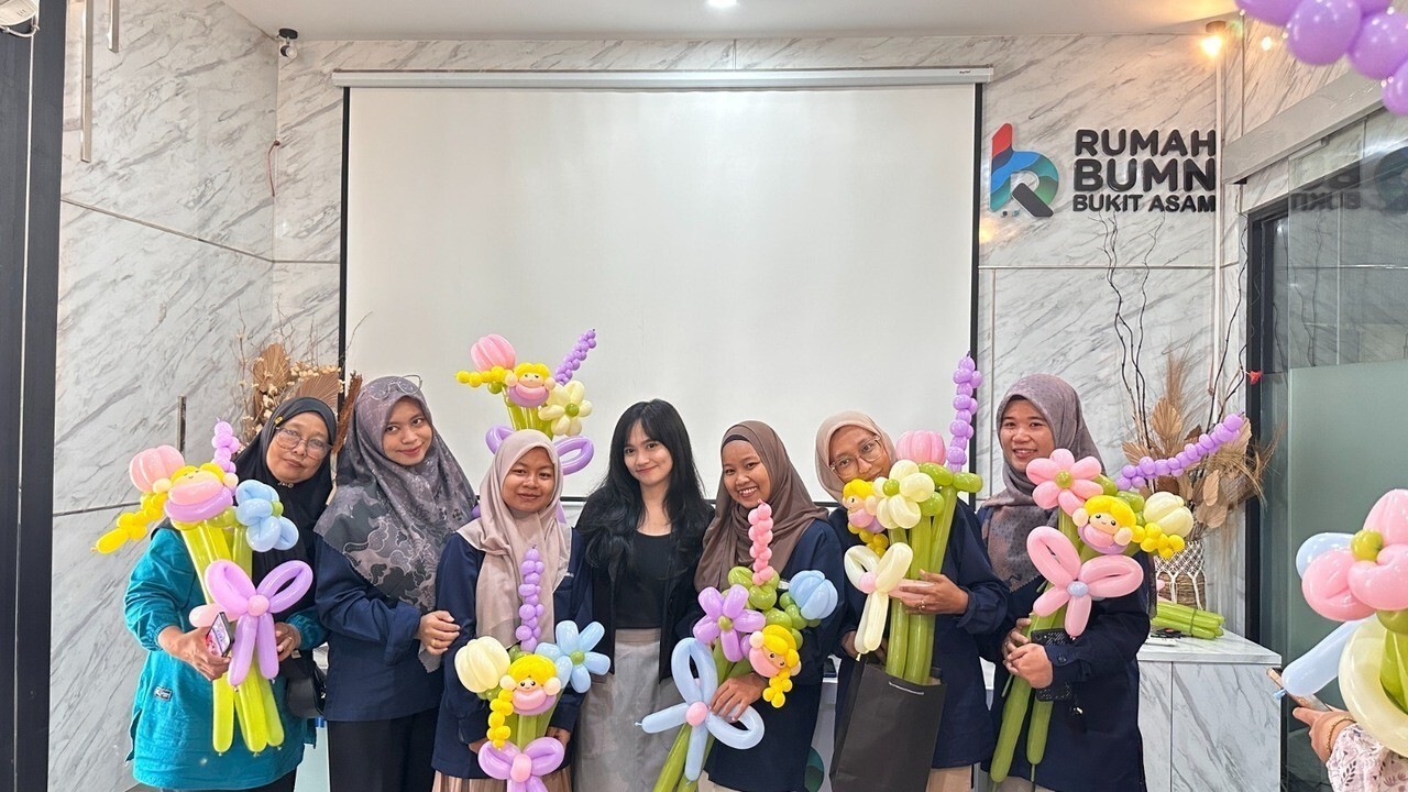 PTBA Ajak UMK Kembangkan Peluang Usaha Lewat Kreasi Bunga Balon