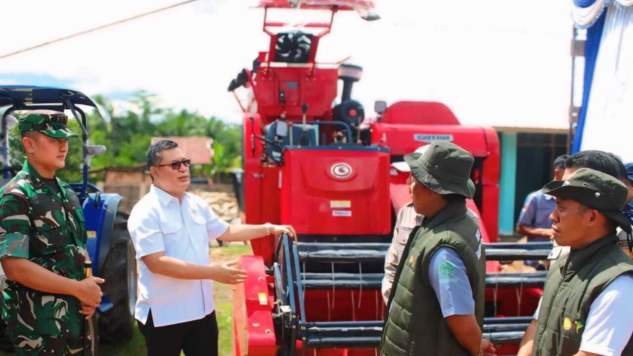 Kementerian Pertanian Salurkan Bantuan Alsintan Untuk Petani di OKU