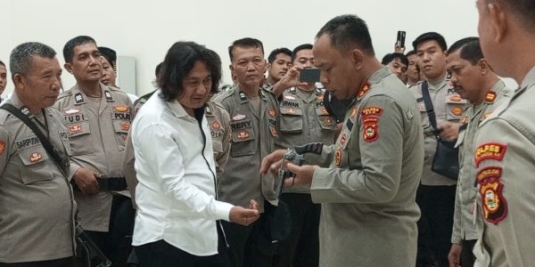 Jelang Pemilu, Kapolres OKU Lakukan Pengecekan Senjata Personilnya