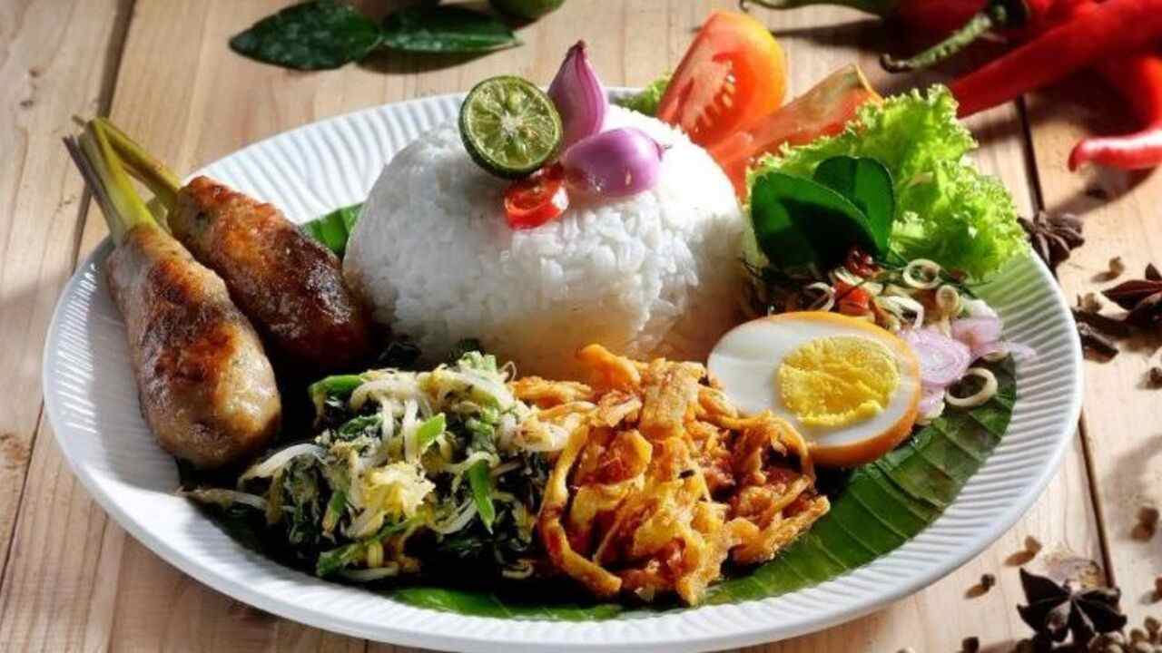 Nasi Campur Bali : Kuliner Tradisional yang Menyatukan Cita Rasa Pulau Dewata.