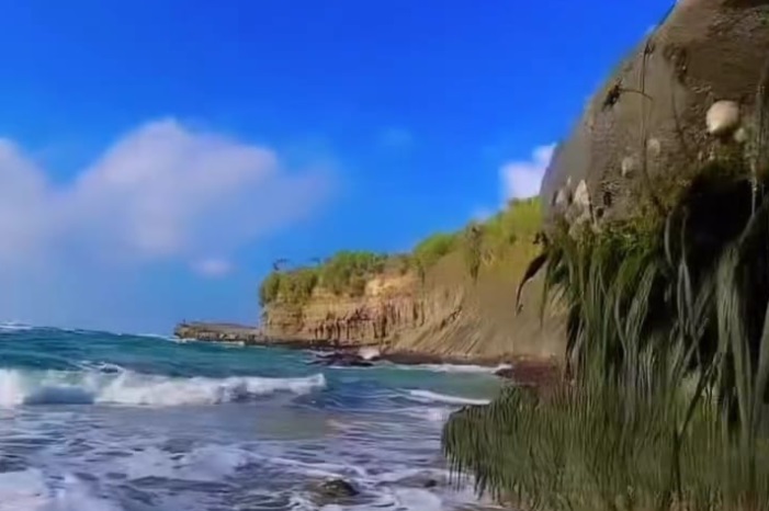 Spot Swafoto Terbaik! Menikmati Keunikan Pasir Coklat Pantai Citanggeuleuk, Garut Jawa Barat