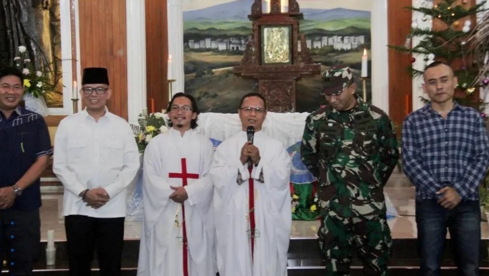 Teddy Tinjau Pelaksanaan Misa Malam Tahun Baru di Gereja