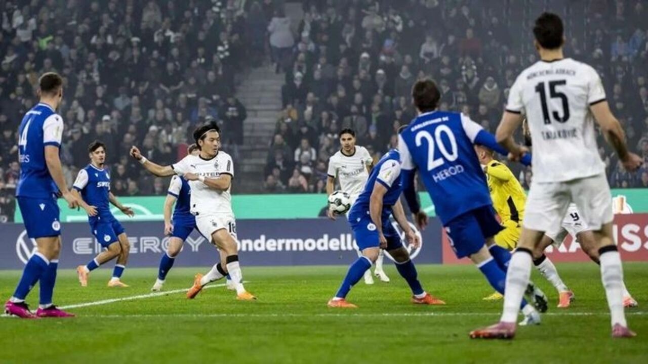Hasil DFB Pokal: Monchengladbach Menang 3-1 atas Karlsruher, Kevin Diks Jadi Sorotan