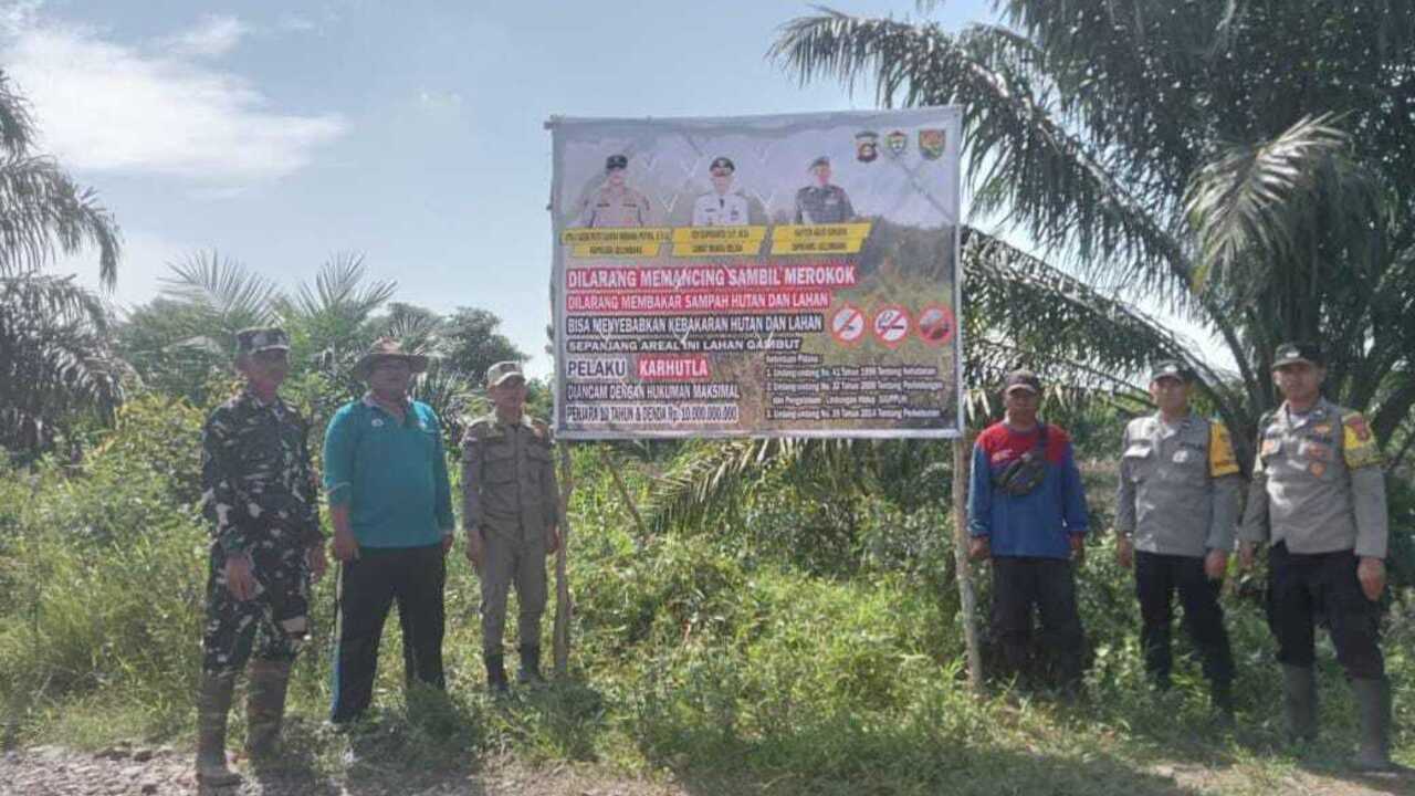 Pasang Spanduk Pencegahan Karhutla di 8 Desa