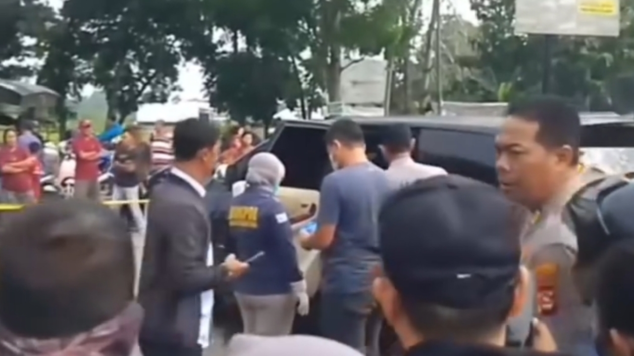 Pria dan Wanita Ditemukan Tewas Dalam Mobil Innova, Warga Seputar Terminal Kayuagung Heboh