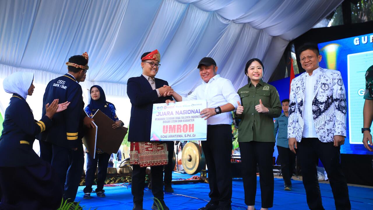 Hadiri HUT PGRI di OKU Timur, Herman Deru Tekankan Marwah dan Istiqomah Guru.