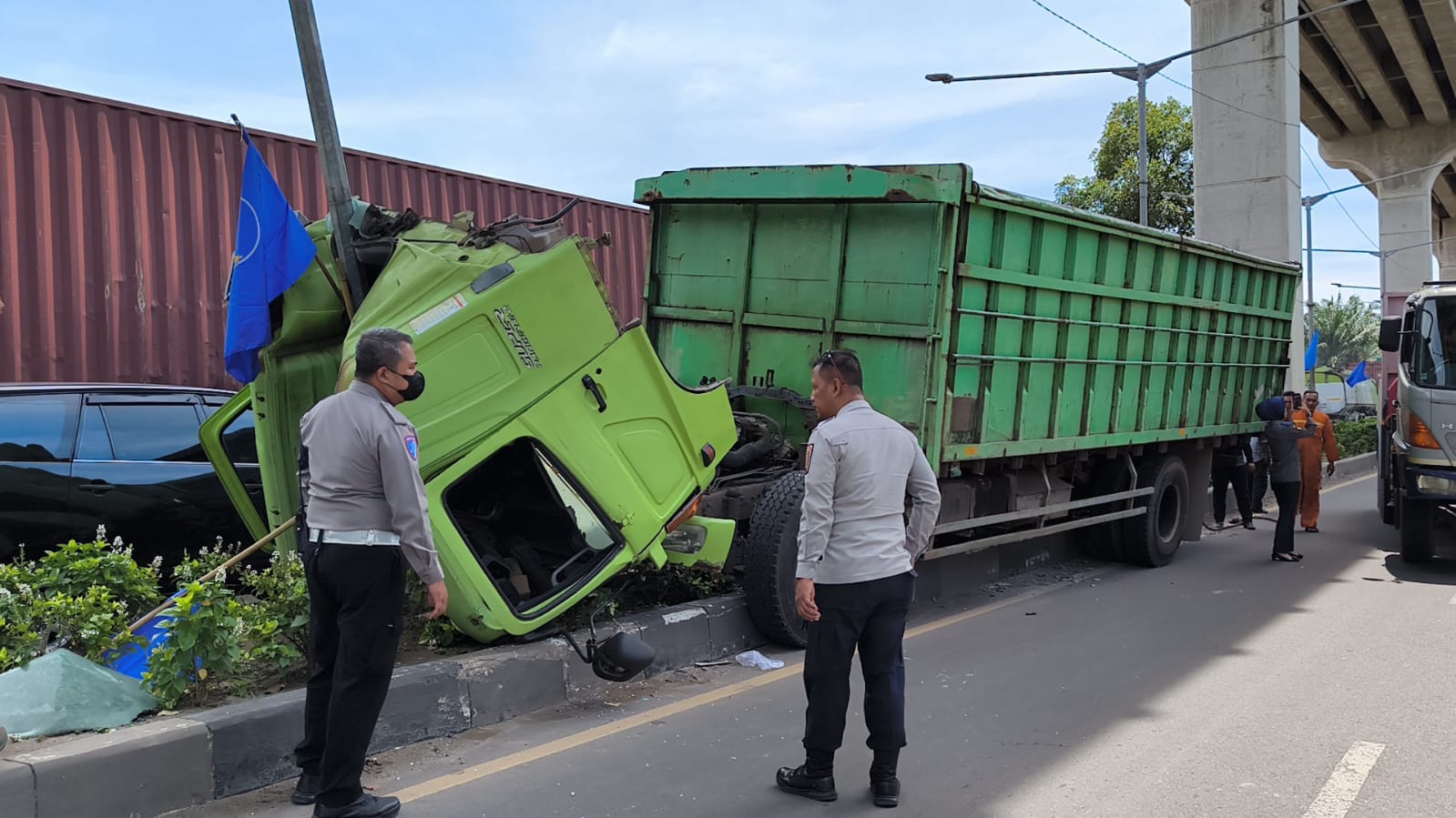 Sopir Ngantuk, Fuso Naik ke Pembatas dan Tabrak Tiang Lampu Di Jalan Harun Sohar