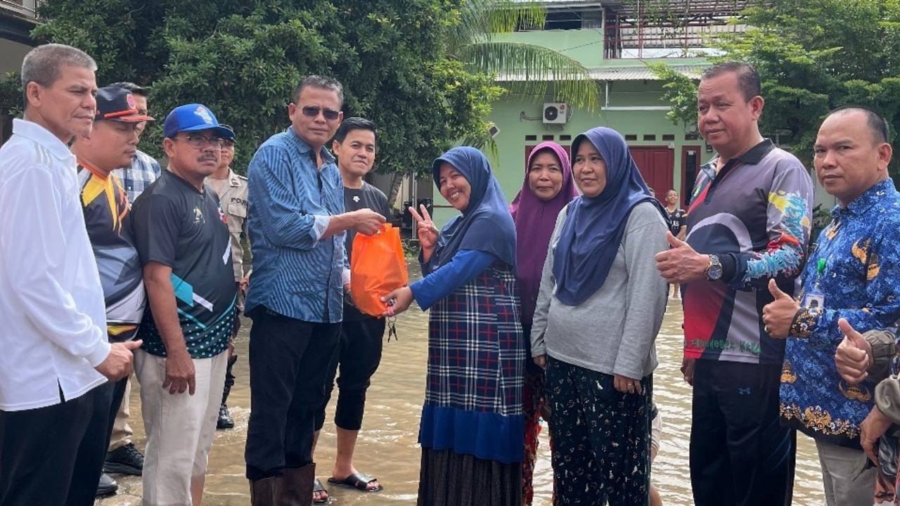 Gerak Cepat, Walikota Prabumulih Terpilih H Arlan Tinjau dan Bantu Korban Banjir