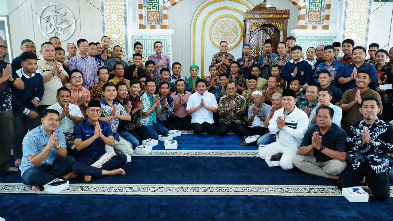 Usai Shalat Jumat Berjamaah di Kantor, Gubernur Herman Deru Dengarkan Curhat Para Pegawai