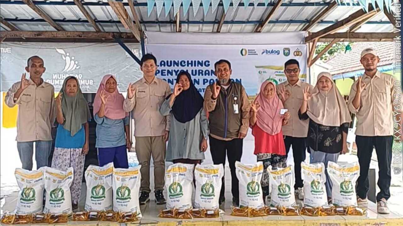 Bulog Salurkan 966,46 Ton Beras Bantuan Pangan Untuk Warga OKU