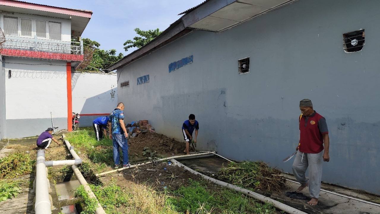 Bersihkan Area Brandgang Demi Keamanan dan Kebersihan Lingkungan