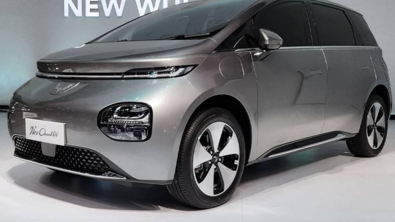 Mobil Listrik Wuling Cloud EV Kini Pakai CCS2, Isi Daya Makin Mudah!