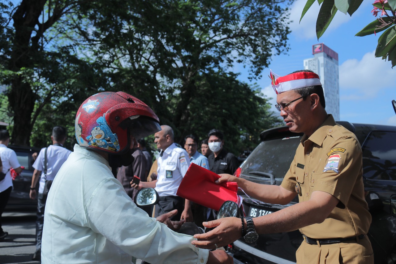 Pemkot Bagikan 10 Ribu Bendera 