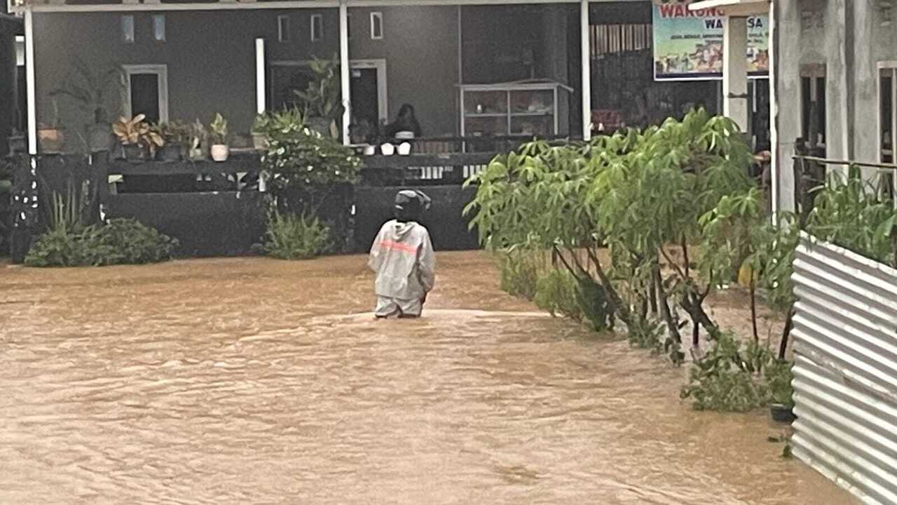 Dikepung Banjir Setinggi 80 Cm, Warga Tanjung Kemala OKU Terisolir