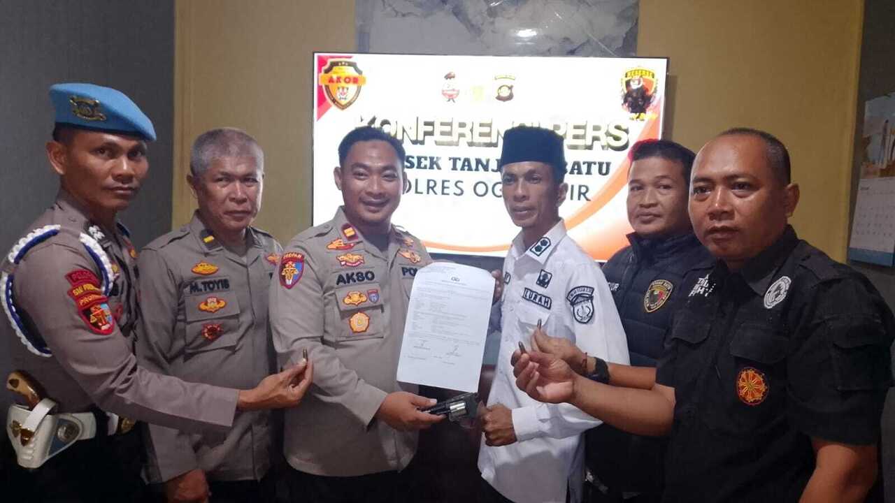 Polsek Tanjung Raja Terima Serahan Senpira Dari Warga Lewat Lurah