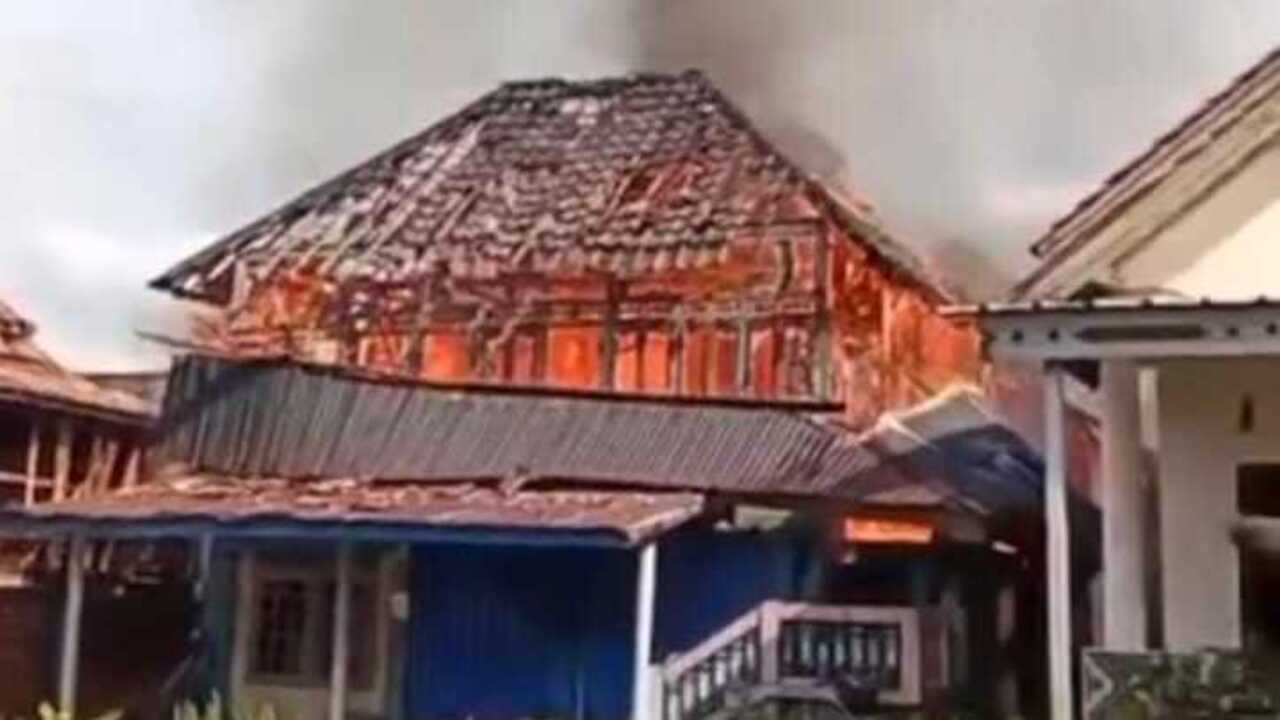 Korsleting Listrik, Rumah 2 Lantai Ludes Terbakar
