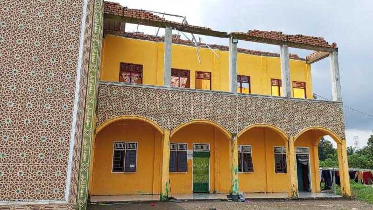 Diterjang Puting Beliung, Atap Ponpes Melayang