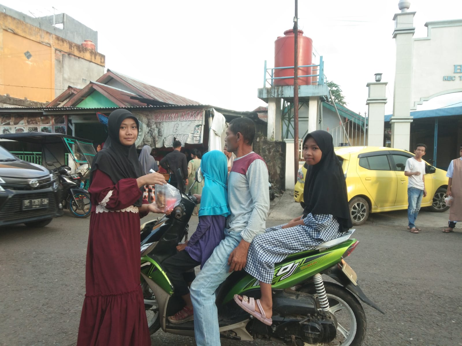 Menjelang Buka Puasa Remaja Masjid Baitul Ihkwan Kelurahan Kupang Bagi Bagi Takjil 