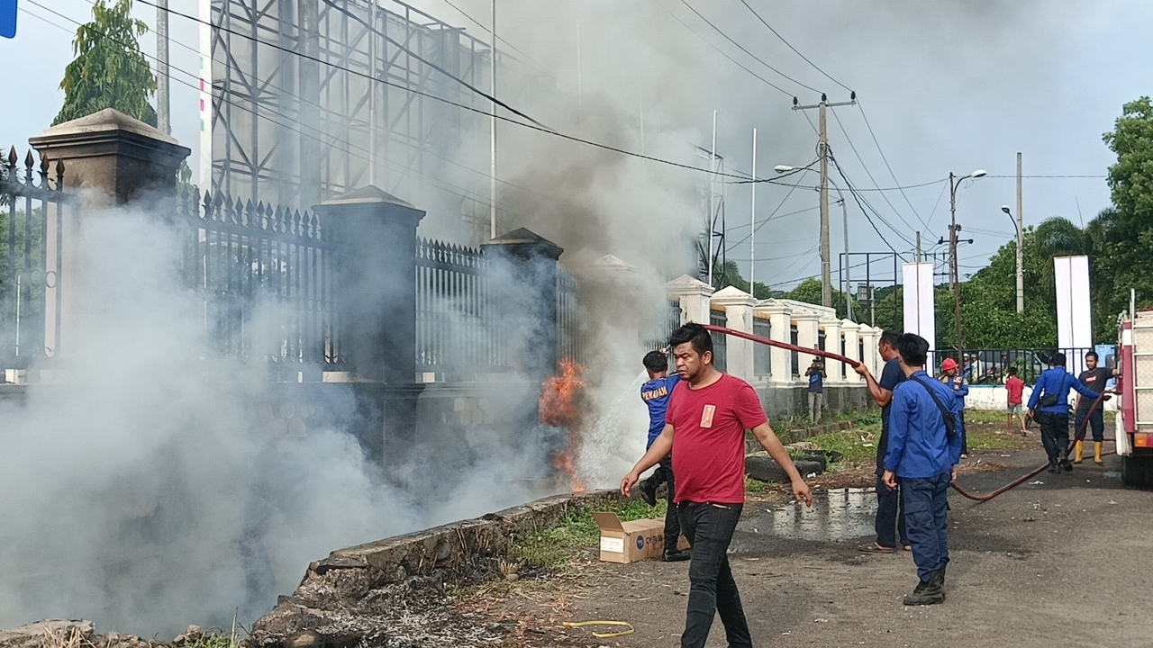 Dijilat Kobaran Si Jago Merah: Pagar Kantor DPRD OKI Menghitam!  ﻿