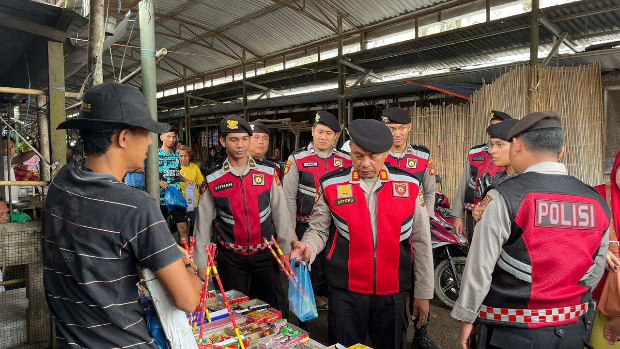 Sat Samapta Polres Ogan Ilir Razia Petasan di Pasar Indralaya