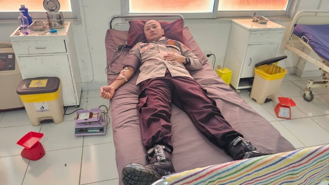 Personil Polres OKU Donorkan Darah Sukarela untuk Warga di RSUD