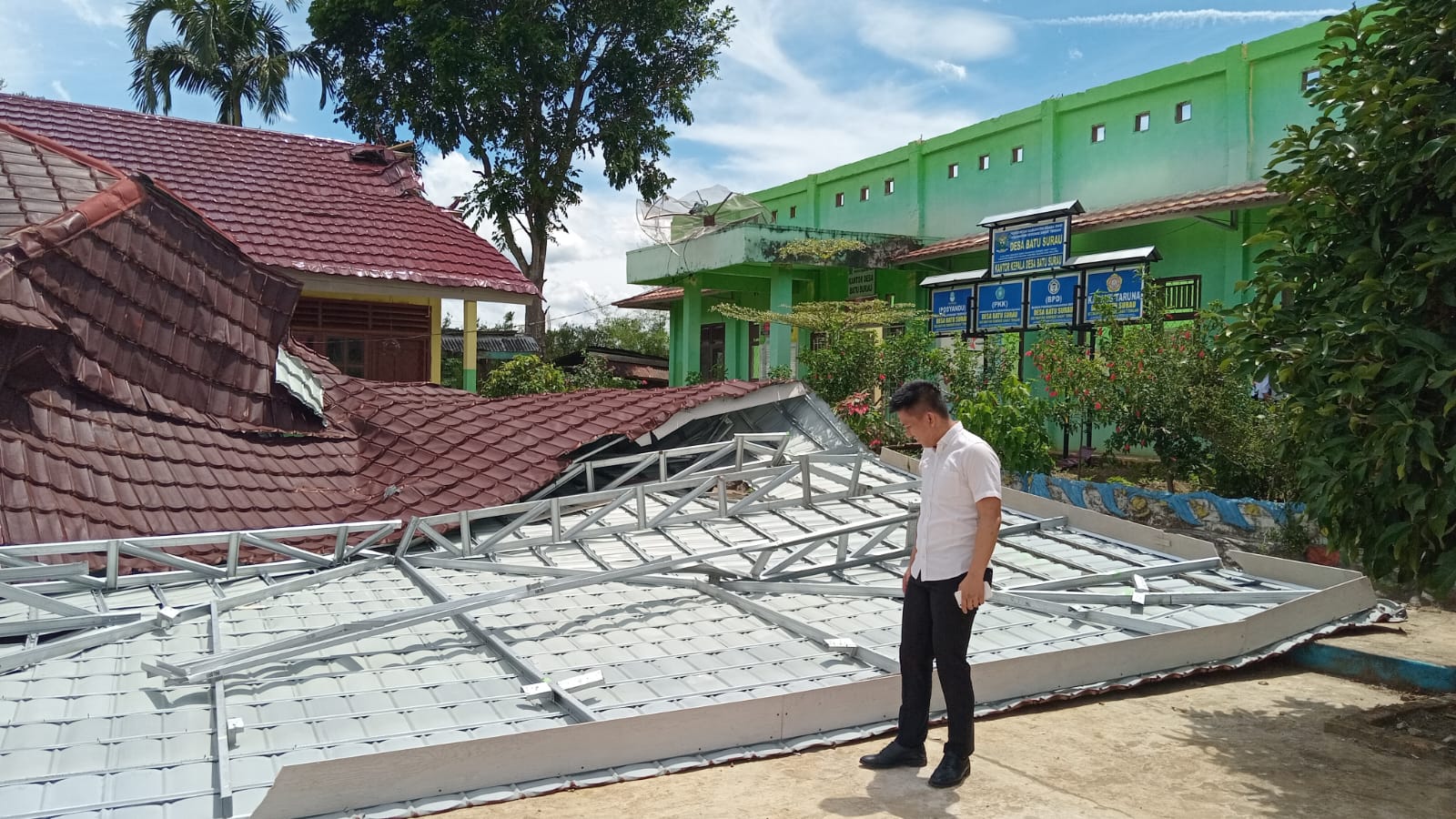 Kantor Desa Batu Surau Disapu Puting Beliung