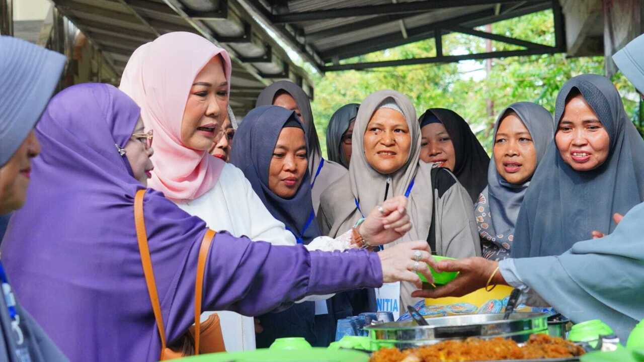 Feby Deru Ajak Warga Sukarami Jaga Silaturahmi lewat Pengajian FKMT